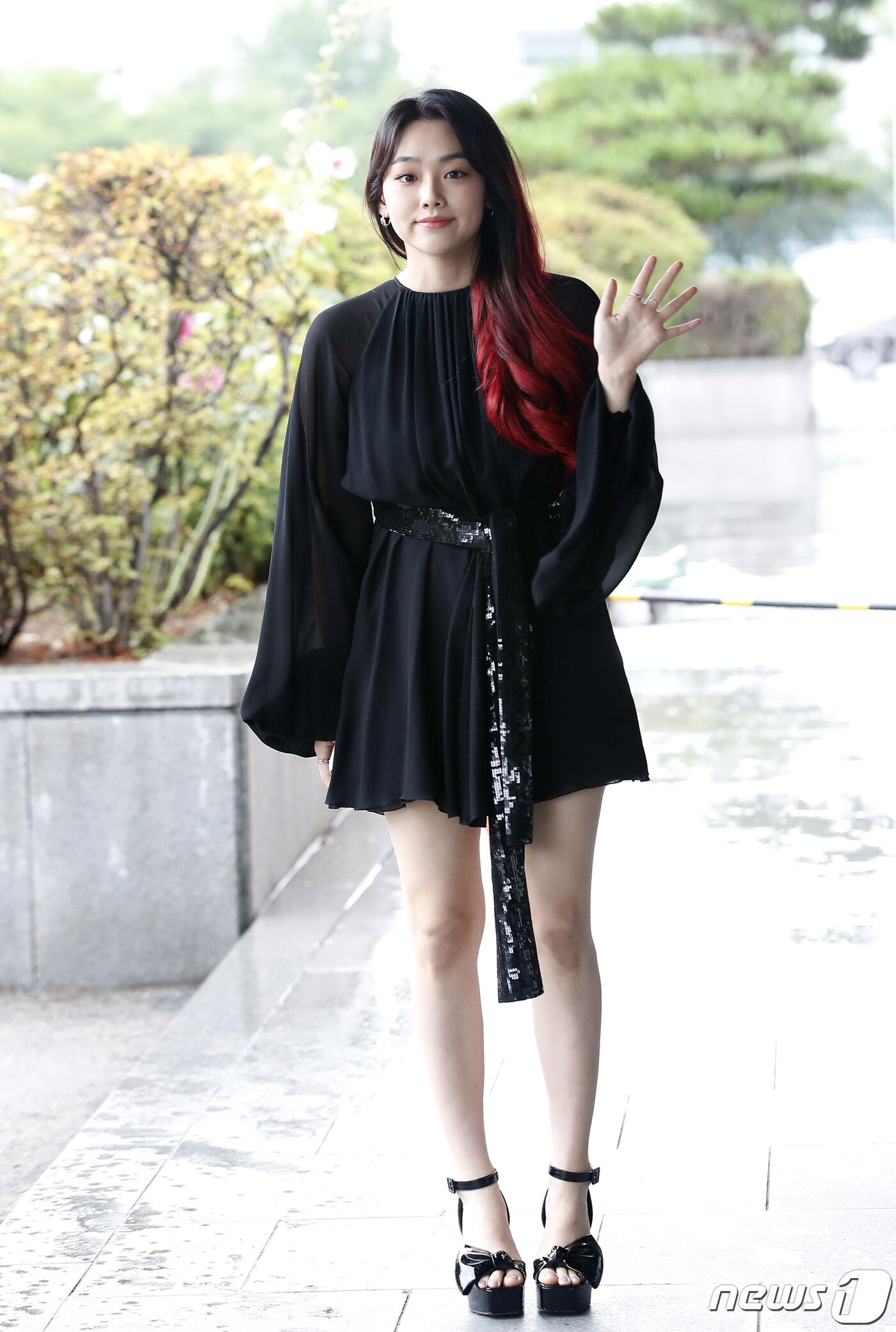 본문 이미지 - 구구단 전 멤버 강미나가 27일 오후 서울 영등포구 여의도동 KBS 별관에서 진행된 드라마 '미남당' 제작발표회에 도착해 포즈를 취하고 있다. ⓒ News1 권현진 기자