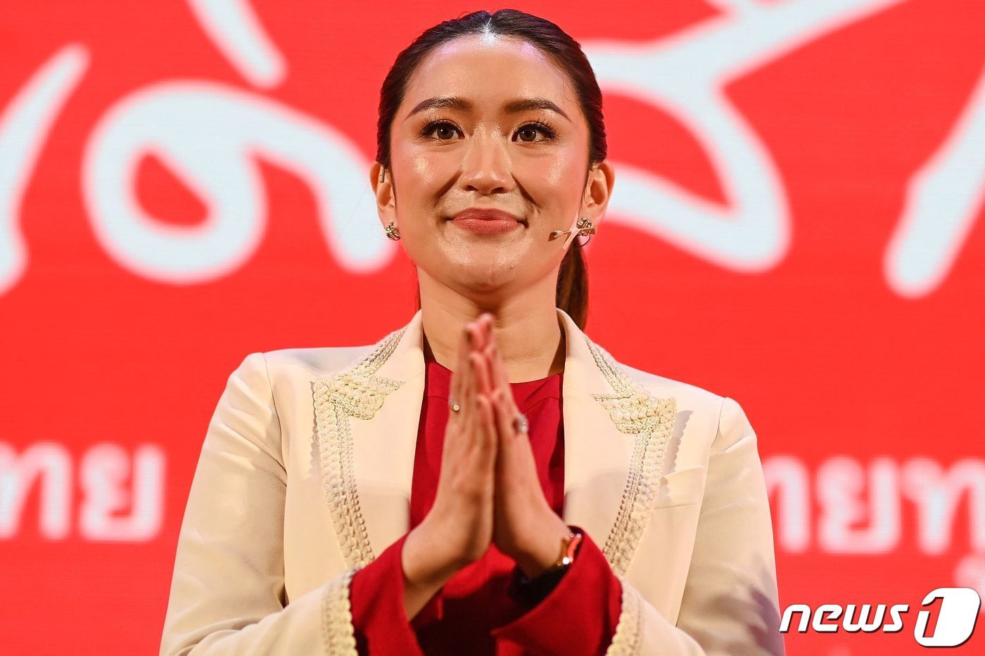 본문 이미지 - 탁신 친나왓 전 태국 총리의 막내딸 패통탄 친나왓이 지난 4월24일 방콕에서 열린 푸어타이당 총회에서 인사를 하고 있다. 22.04.24 ⓒ AFP=뉴스1 ⓒ News1 김예슬 기자