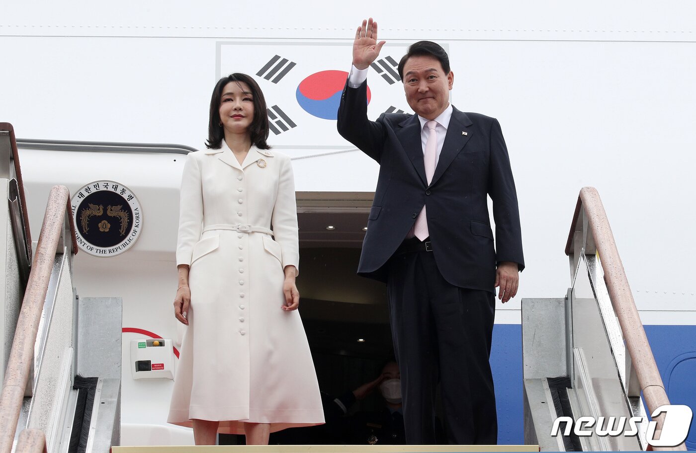 본문 이미지 - 윤석열 대통령이 27일 오후 경기 성남 서울공항에서 나토(NATO, 북대서양조약기구) 정상회의 참석차 출국하기 위해 김건희 여사와 함께 공군 1호기에 탑승하며 손을 흔들고 있다. 대통령실사진기자단 2022.6.27/뉴스1 ⓒ News1 안은나 기자