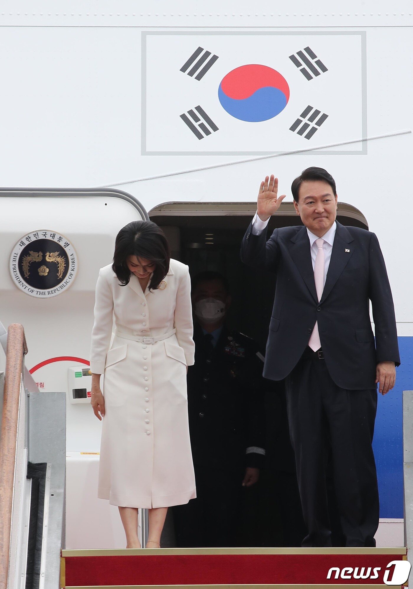 본문 이미지 - 윤석열 대통령이 27일 오후 경기 성남 서울공항에서 나토(NATO, 북대서양조약기구) 정상회의 참석차 출국하기 위해 김건희 여사와 함께 공군 1호기에 탑승하며 손을 흔들고 있다. (대통령실사진기자단) 2022.6.27/뉴스1 ⓒ News1 안은나 기자