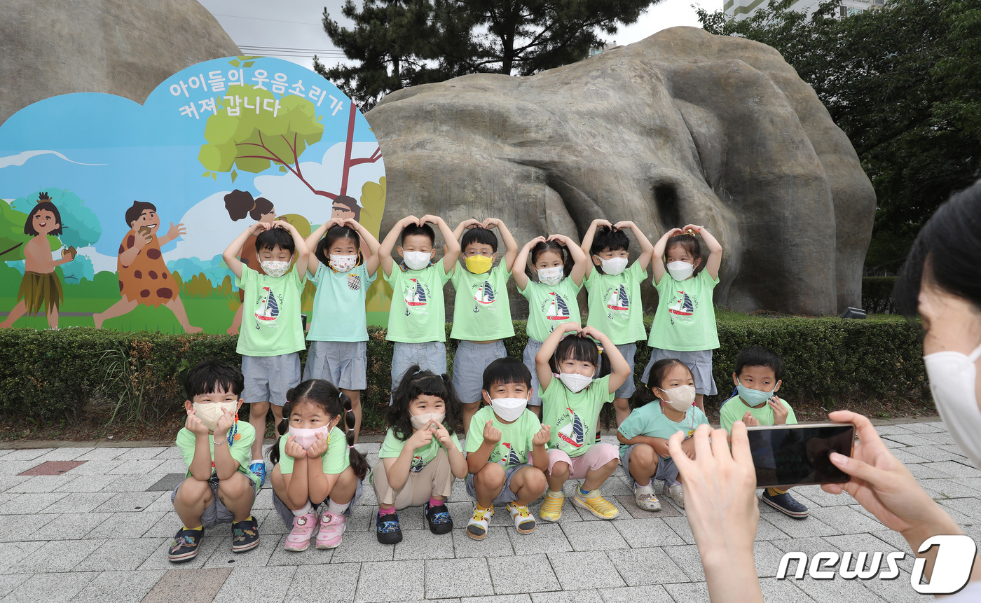 (대구=뉴스1) 공정식 기자 = 27일 대구 달서구 진천동 '2만년의 역사가 잠든 곳' 원시인 조형물 앞에서 월배어린이집 원생들이 기념사진을 찍고 있다.지난해 대구 최초 유니세프 …