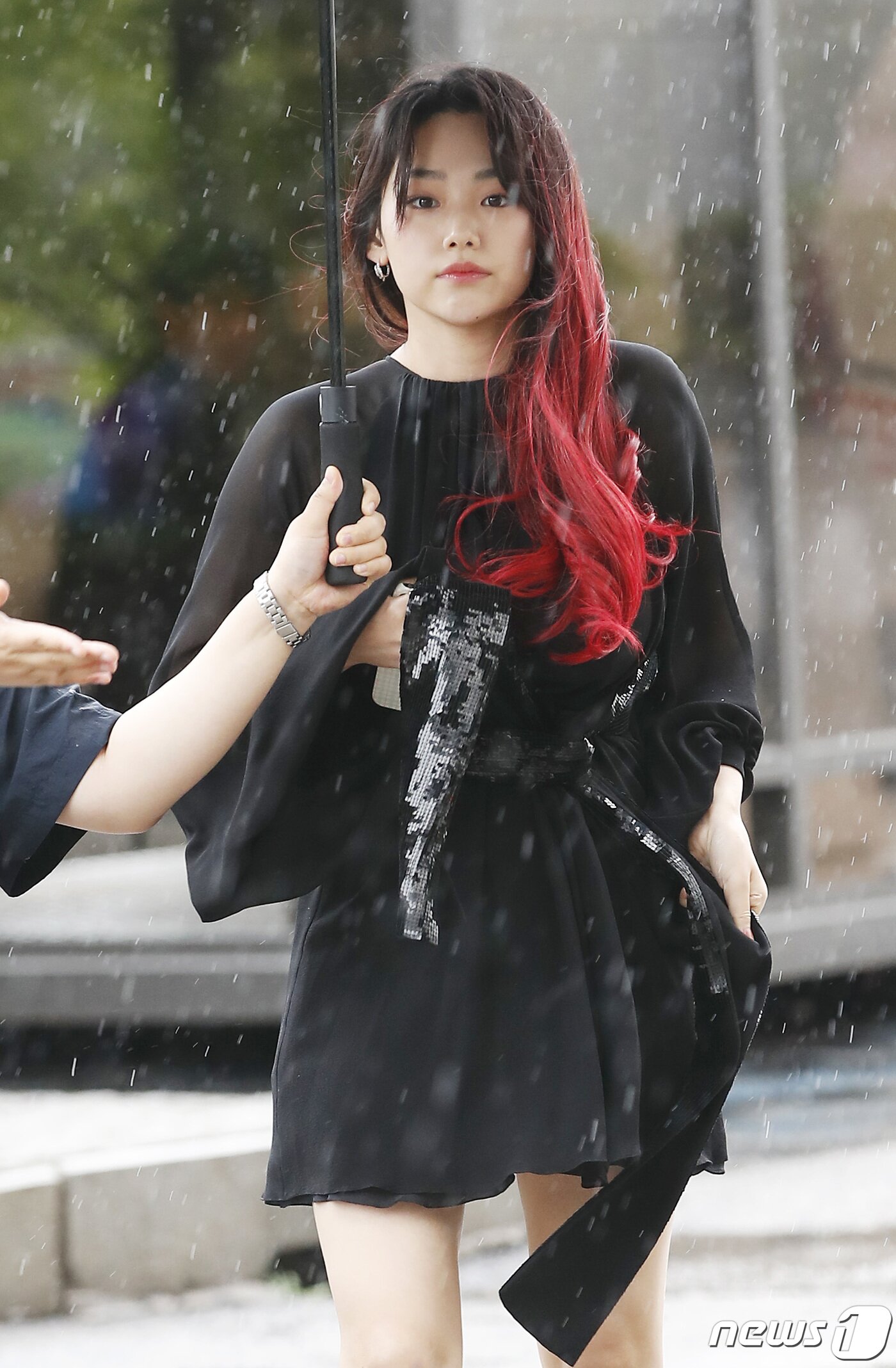 본문 이미지 - 구구단 전 멤버 강미나가 27일 오후 서울 영등포구 여의도동 KBS 별관에서 진행된 드라마 '미남당' 제작발표회에 참석하고 있다.  ⓒ News1 권현진 기자