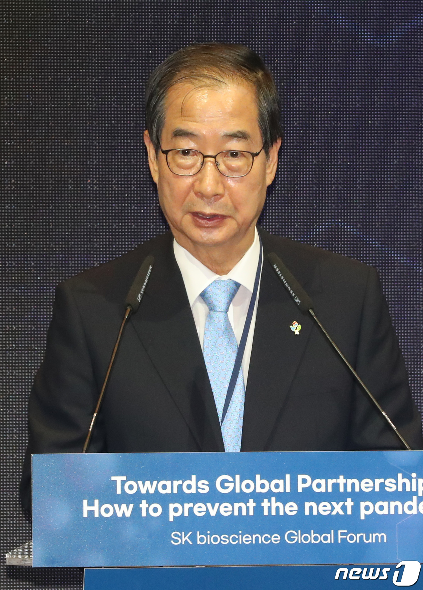 (성남=뉴스1) 김영운 기자 = 한덕수 국무총리가 27일 오후 경기 성남시 분당구 SK에코허브에서 열린 SK바이오사이언스 글로벌포럼에서 축사를 하고 있다. 2022.6.27/뉴스1 …