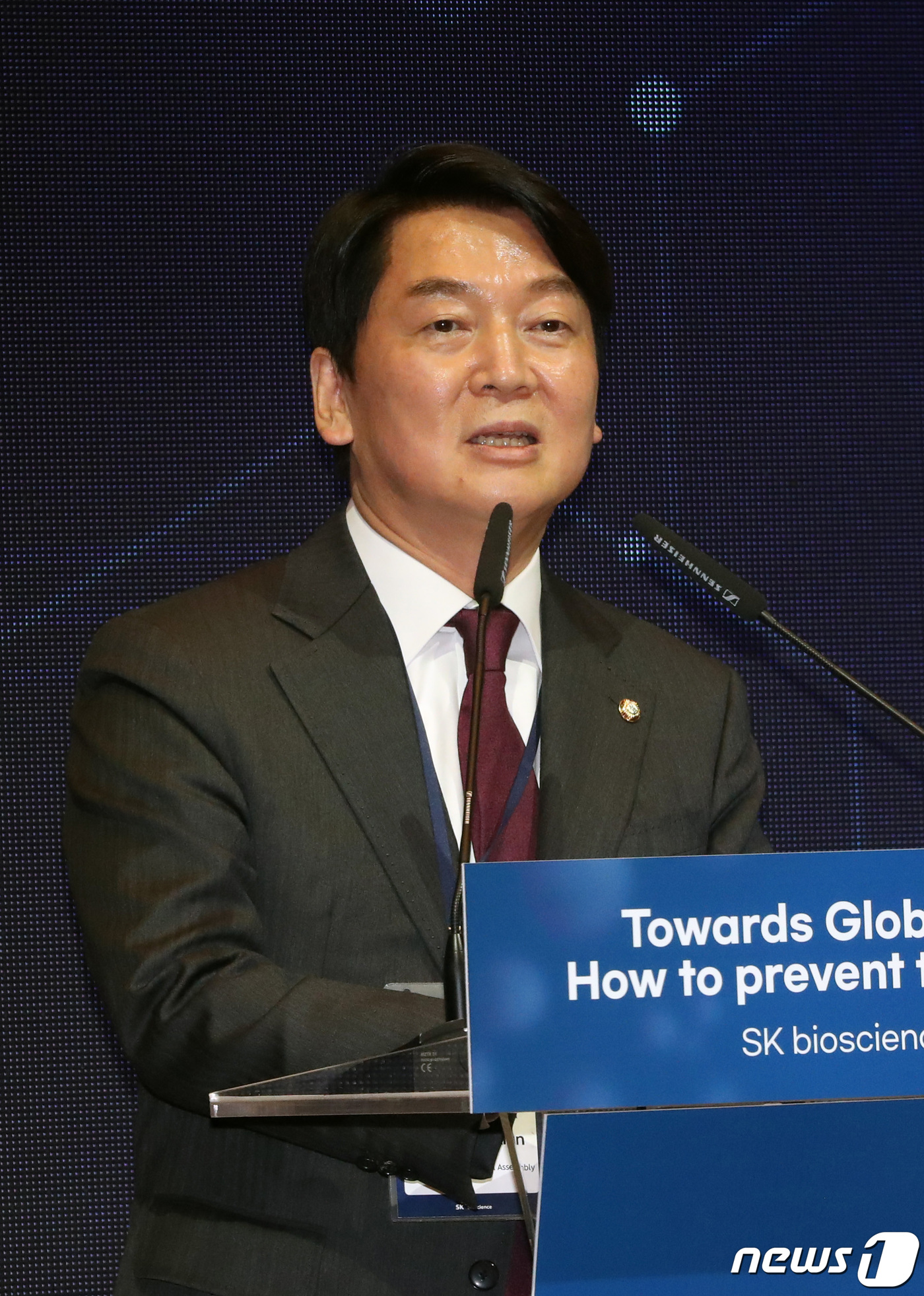 (성남=뉴스1) 김영운 기자 = 안철수 국민의힘 의원이 27일 오후 경기 성남시 분당구 SK에코허브에서 열린 SK바이오사이언스 글로벌포럼에서 축사를 하고 있다. 2022.6.27/ …