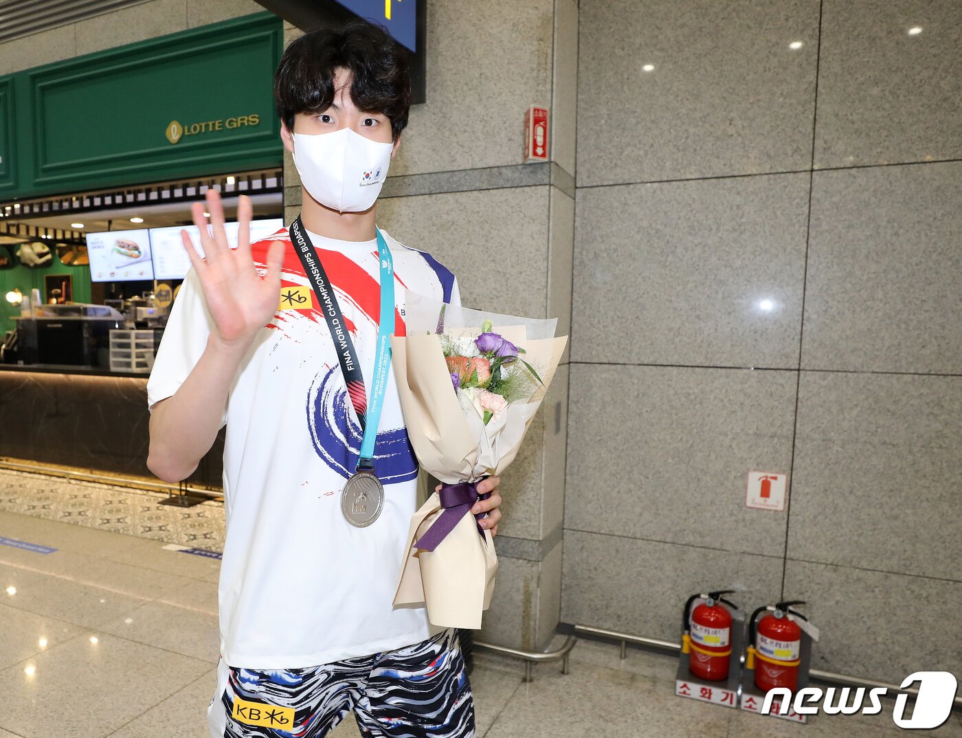본문 이미지 - 2022 국제수영연맹(FINA) 세계선수권대회 자유형 200m 은메달리스트 황선우가 27일 오후 인천국제공항 1터미널을 통해 귀국 후 손인사를 하고 있다. 2022.6.27/뉴스1 ⓒ News1 이동해 기자