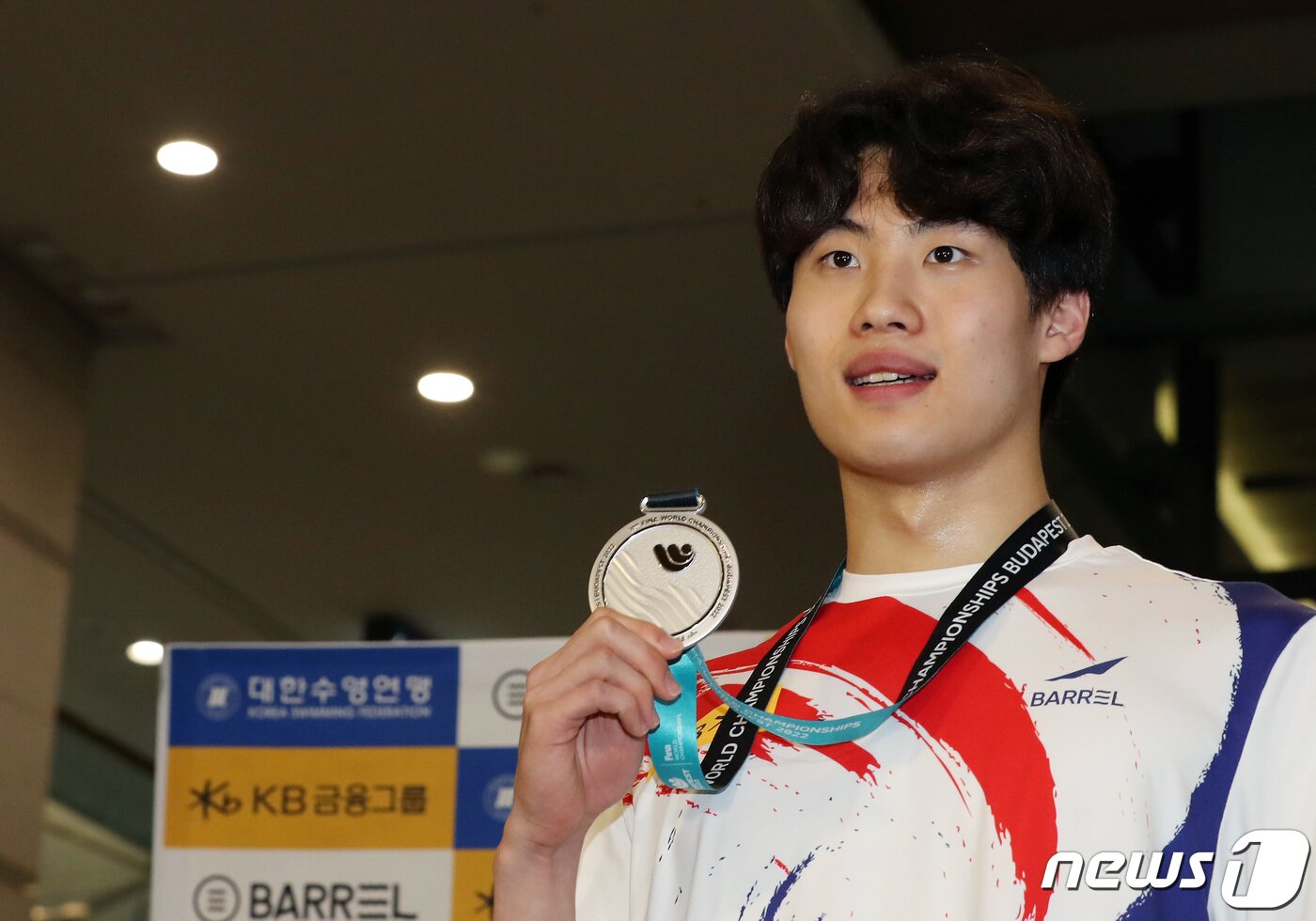 본문 이미지 - 2022 국제수영연맹(FINA) 세계선수권대회 자유형 200m 은메달리스트 황선우가 27일 오후 인천국제공항 1터미널을 통해 귀국, 인터뷰를 마친 뒤 기념사진을 찍고 있다. 2022.6.27/뉴스1 ⓒ News1 이동해 기자