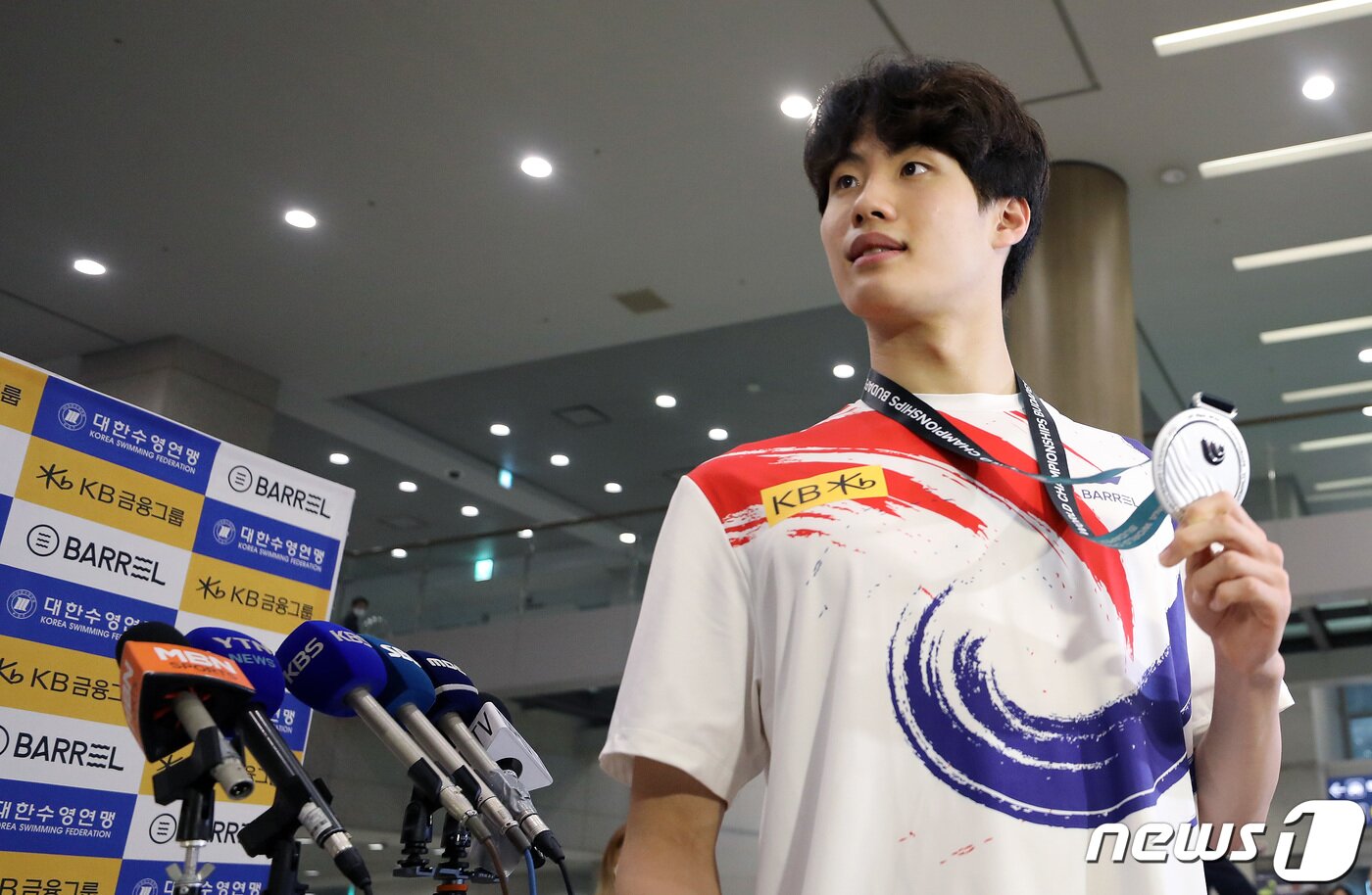 본문 이미지 - 2022 국제수영연맹(FINA) 세계선수권대회 자유형 200m 은메달리스트 황선우가 27일 오후 인천국제공항 1터미널을 통해 귀국, 인터뷰를 마친 뒤 기념사진을 찍고 있다. 2022.6.27/뉴스1 ⓒ News1 이동해 기자