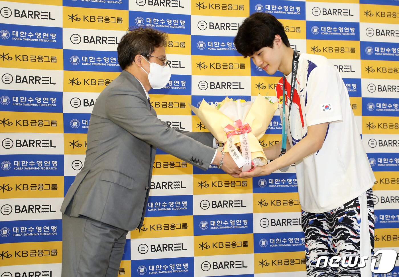 본문 이미지 - 2022 국제수영연맹(FINA) 세계선수권대회 자유형 200m 은메달리스트 황선우가 27일 오후 인천국제공항 1터미널을 통해 귀국, 선수단장인 이성복 수영연맹 부회장에게 꽃다발을 전달받고 있다. 2022.6.27/뉴스1 ⓒ News1 이동해 기자