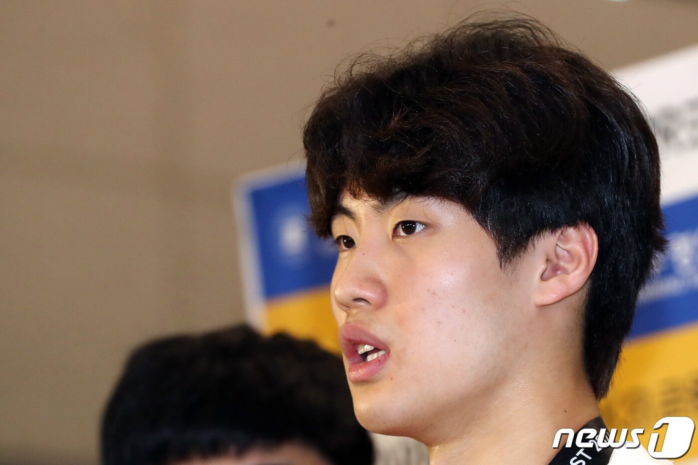 본문 이미지 - 2022 국제수영연맹(FINA) 세계선수권대회 자유형 200m 은메달리스트 황선우가 27일 오후 인천국제공항 1터미널을 통해 귀국 후 인터뷰를 하고 있다. 2022.6.27/뉴스1 ⓒ News1 이동해 기자