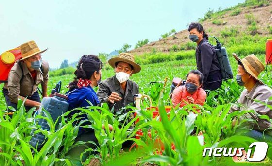 농업 생산 증대 추진하는 북한… \'집단주의 정신\' 강조