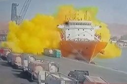 [사진] 가스탱크 추락하며 유독 가스 유출된 요르단 항구
