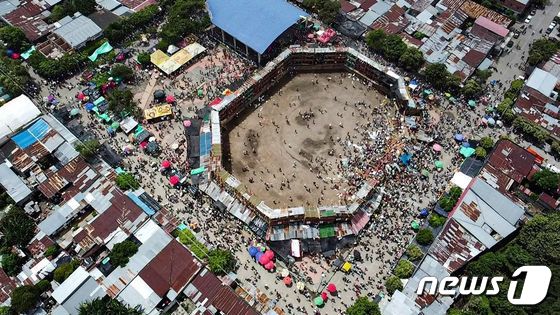 [사진] 관중석 무너져 아수라장 된 콜롬비아 투우장