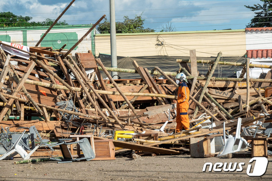 [사진] 경기 중 붕괴된 콜롬비아 투우장 나무 관중석