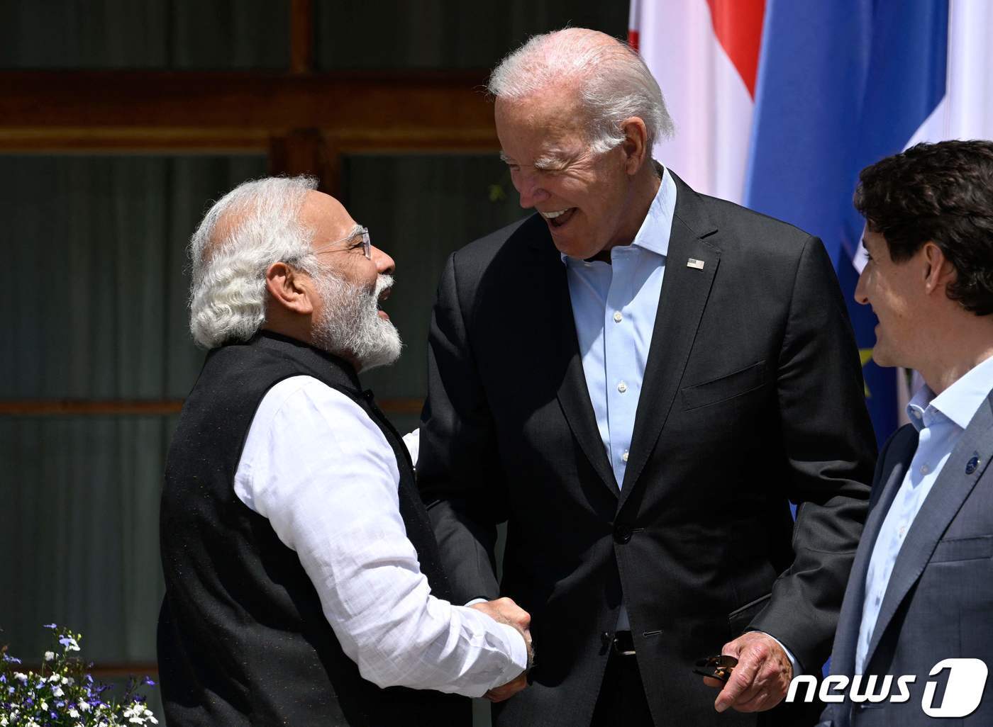 본문 이미지 - 조 바이든 미국 대통령이 독일서 열린 G7 정상회의에서 나렌드라 모디 인도 총리와 반갑게 악수하고 있다. ⓒ AFP=뉴스1 ⓒ News1 우동명 기자