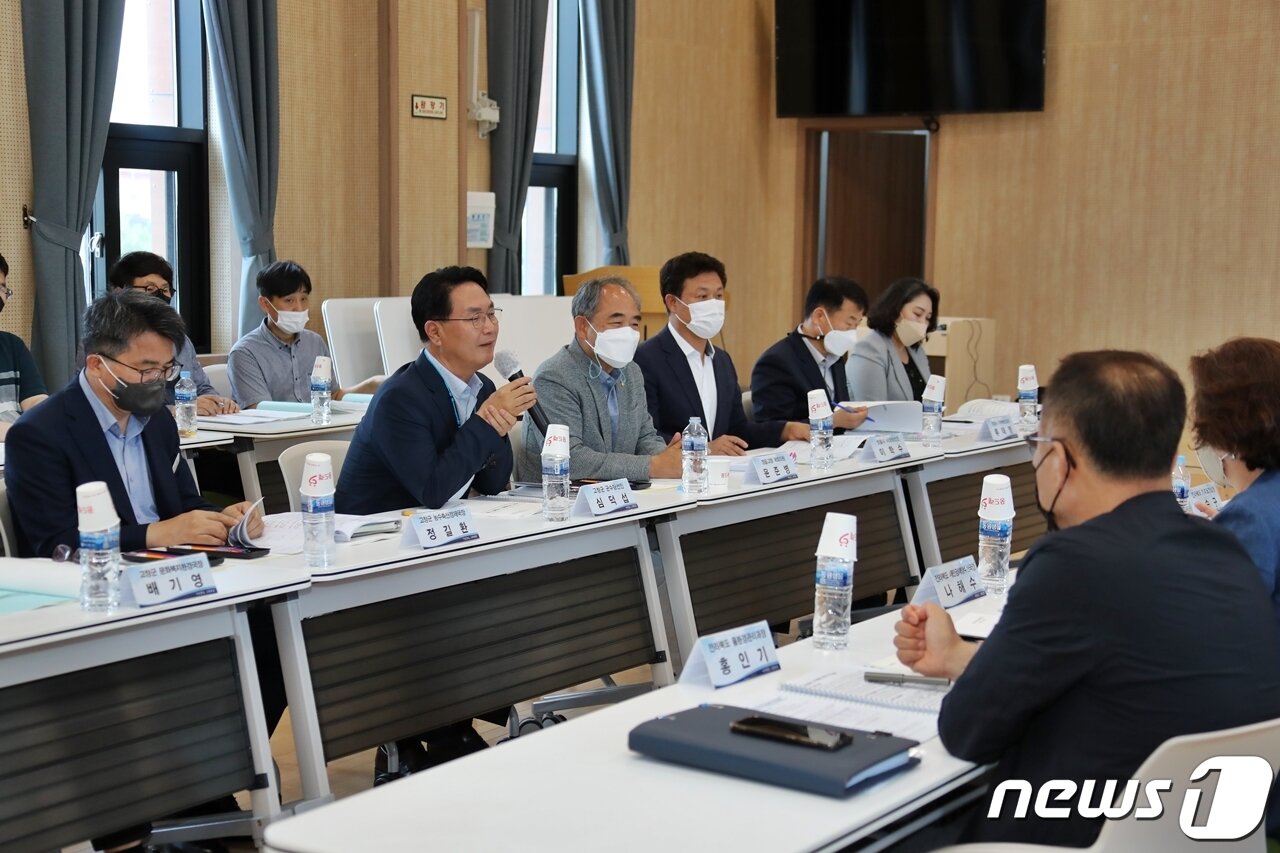 본문 이미지 - 왼쪽 두번째부터 차례로심덕섭 고창군수 당선인, 윤준병 의원, 이학수 정읍시장 당선인.ⓒ 뉴스1