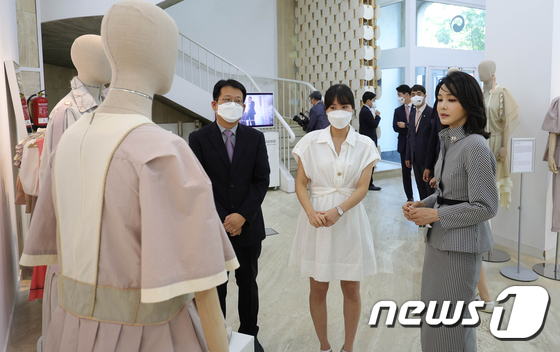 김건희 여사, 마드리드서 열린 K-패션 전시회 관람