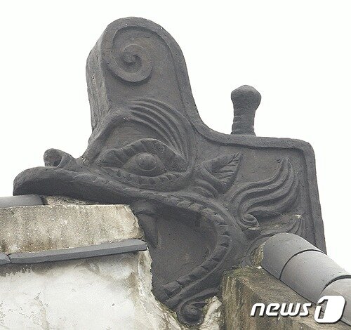 본문 이미지 - 조선 후기 궁궐인 창덕궁 인정문의 취두. 검파의 형태가 단순한 봉 형태로 돼 있다. (문화재청 제공) ⓒ 뉴스1