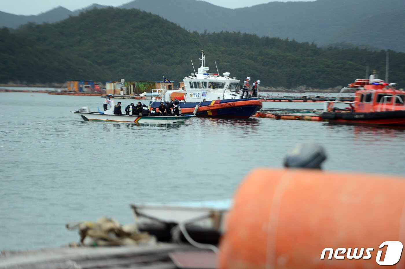 본문 이미지 - 29일 오전 전남 완도군 신지면 송곡항 인근 앞바다에서 경찰 관계자들이 최근 실종된 조유나양(10) 일가족의 아우디 차량에 대한 인양작업을 하기 위해 준비하고 있다. 2022.6.29/뉴스1 ⓒ News1 정다움 기자