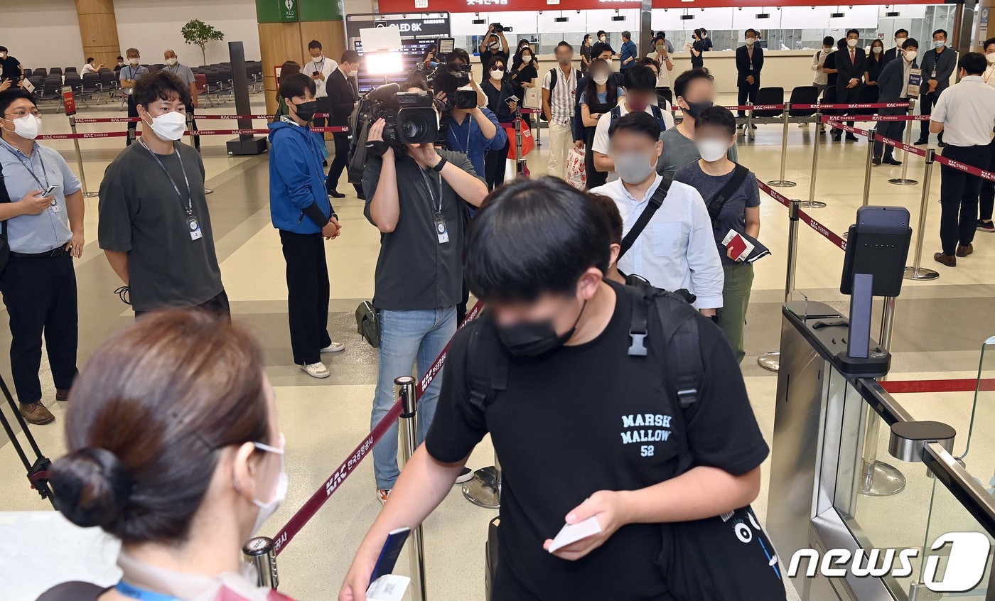 (서울=뉴스1) 임세영 기자 = 김포-하네다 항공노선 운항이 재개된 29일 서울 강서구 김포국제공항 국제선 탑승구에서 항공사 직원이 탑승객들을 안내하고 있다.이날 코로나19 여파로 …