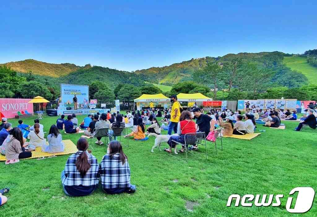 강형욱 훈련사가 24일 홍천 소노펫 클럽앤리조트에서 열린 '2022 댕댕페스타 in 강원'에서 강연을 하고 있다. © 뉴스1 최서윤 기자