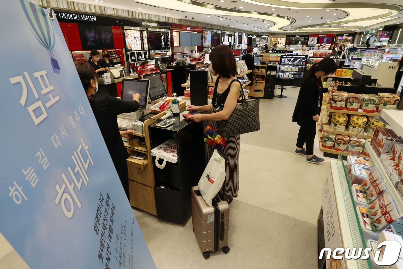 (서울=뉴스1) 임세영 기자 = 코로나19 여파로 중단됐던 김포-하네다 국제선 노선의 운항이 재개된 29일 서울 강서구 김포공항 국제선 탑승장에서 승객들이 면세구역을 이용하고 있다 …