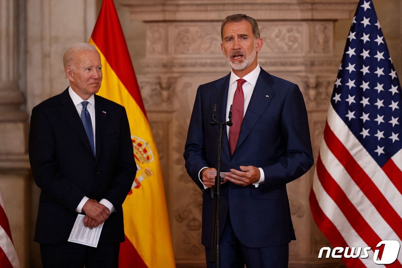 (마드리드 AFP=뉴스1) 우동명 기자 = 조 바이든 미국 대통령이 28일(현지시간) 마드리드에서 열린 나토 정상회의 중 필리페 스페인 국왕과 회담을 하기 전에 취재진을 만나고 있 …