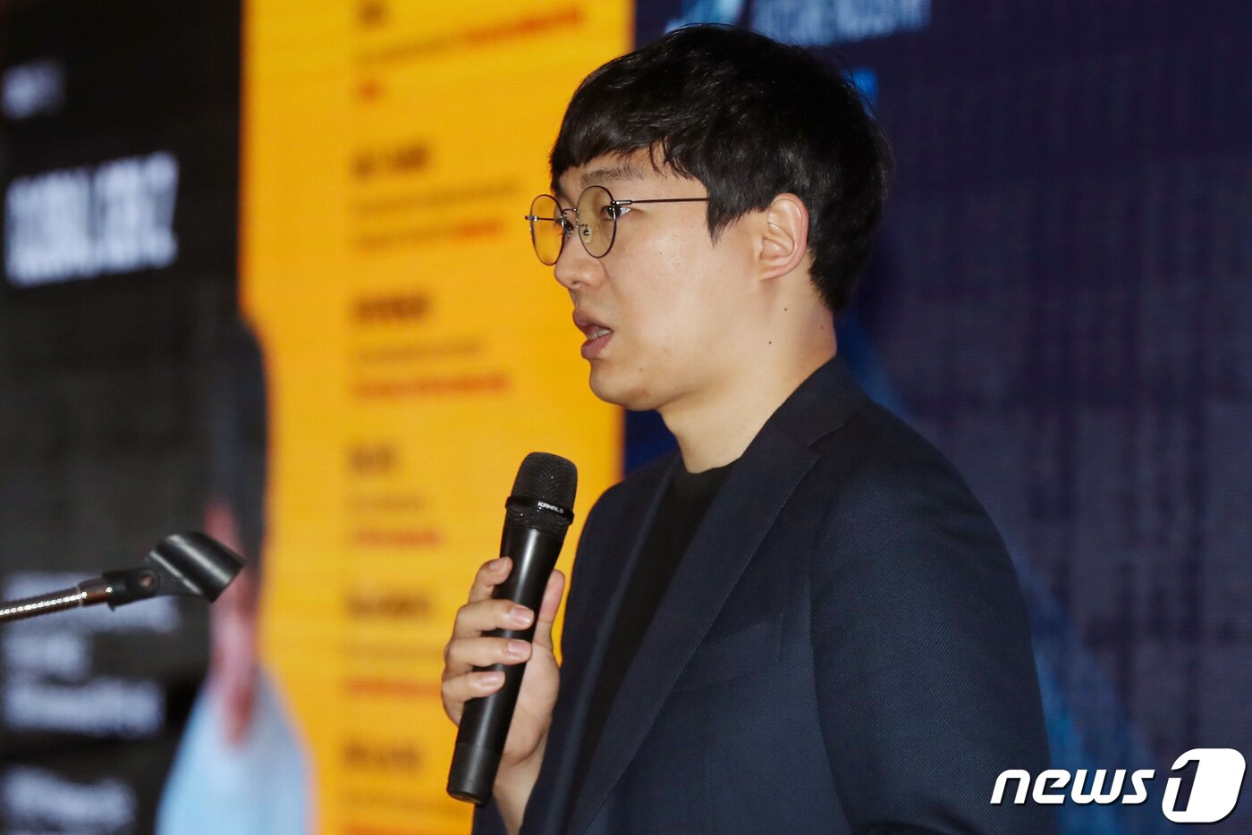 본문 이미지 - 박형철 크래프톤 NFT·메타버스 사업 총괄이 29일 서울 중구 롯데호텔에서 열린 '뉴스1 미래산업포럼 2022'에서 제2의 현실 메타버스 시대 관련 발표를 하고 있다. 이날 포럼에서는 블록체인과 메타버스부터 모빌리티, 인공지능(AI), 로봇까지 다양한 미래 산업 전문가들이 새로운 생태계에 대해 설명하고 혁신의 방향을 제시한다. 2022.6.29/뉴스1 ⓒ News1 민경석 기자