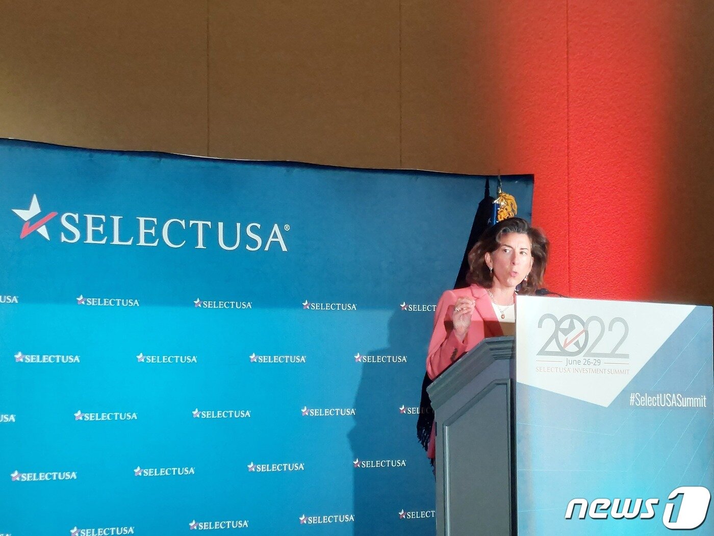 본문 이미지 - 지나 러몬도 미 상무장관이 28일(현지시간) 워싱턴DC 인근 메릴랜드주의 한 호텔에서 열린 '한미투자 협력포럼'에 참석해 축사를 하고 있다. ⓒ 뉴스1