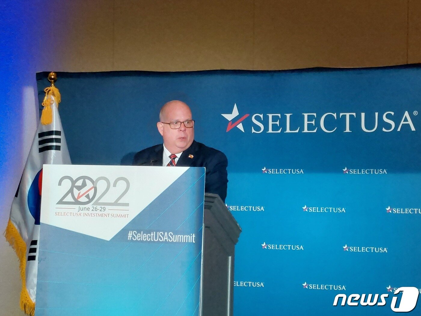 본문 이미지 - 래리 호건 메릴랜드 주지사가 28일(현지시간) 메릴랜드주의 한 호텔에서 열린 '한미투자 협력포럼'에서 축사를 하고 있다. ⓒ 뉴스1