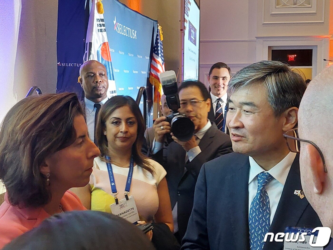 본문 이미지 - 조태용 주미대사와 지나 러몬도 상무장관이 28일(현지시간) 메릴랜드주의 한 호텔에서 열린 '한미투자 협력포럼'에서 대화를 나누고 있다. ⓒ 뉴스1