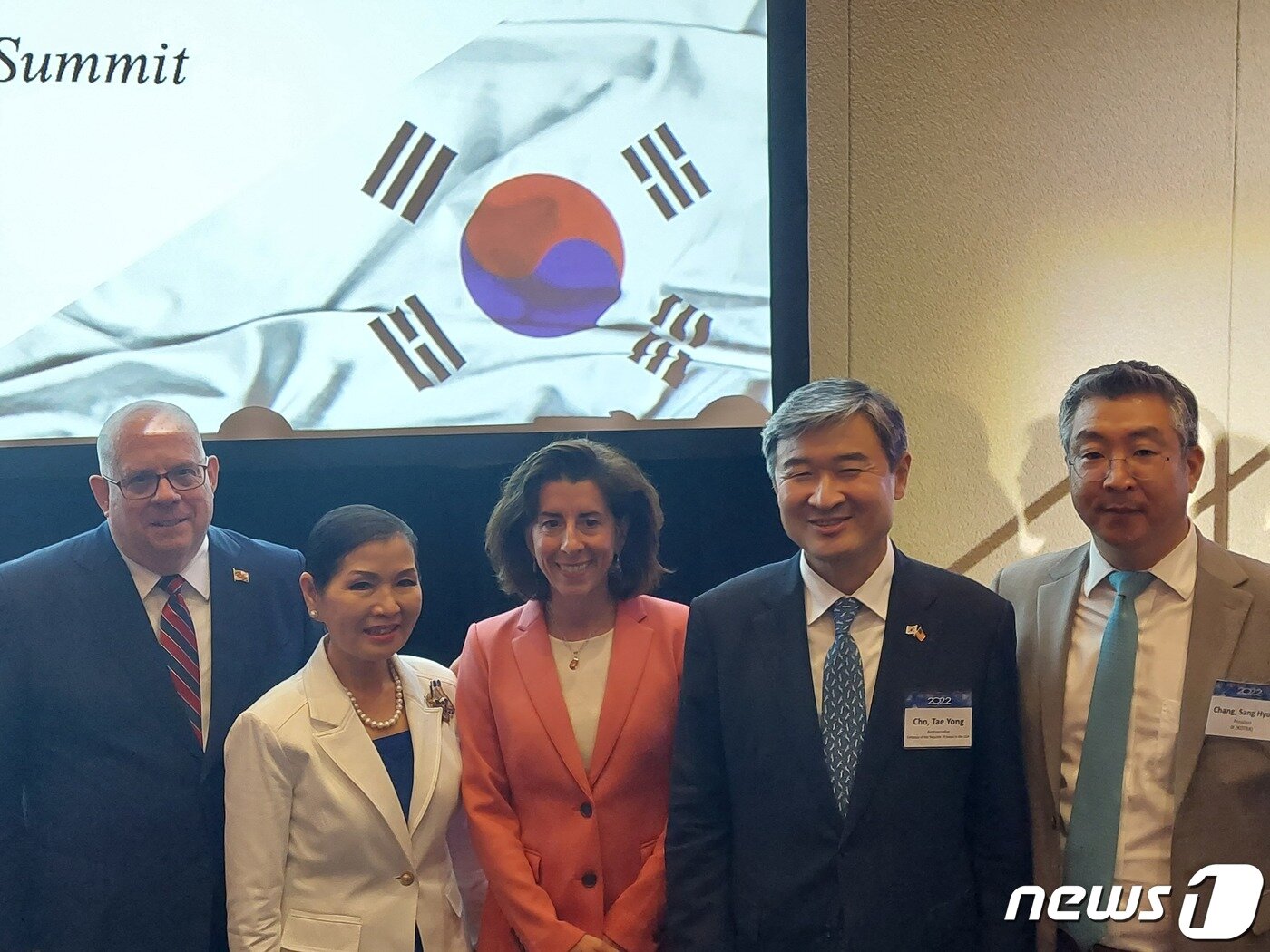 본문 이미지 - 코트라가 28일(현지시간) 메릴랜드주의 한 호텔에서 개최한 '한미투자 협력포럼'에 참석한 지나 러몬도 미 상무장관 등이 기념촬영을 하고 있다. 왼쪽부터 래리 호건 메릴랜드 주지사와 유미 호건 여사, 러몬도 장관, 조태용 주미대사, 장상현 코트라 인베스트코리아 대표.ⓒ 뉴스1