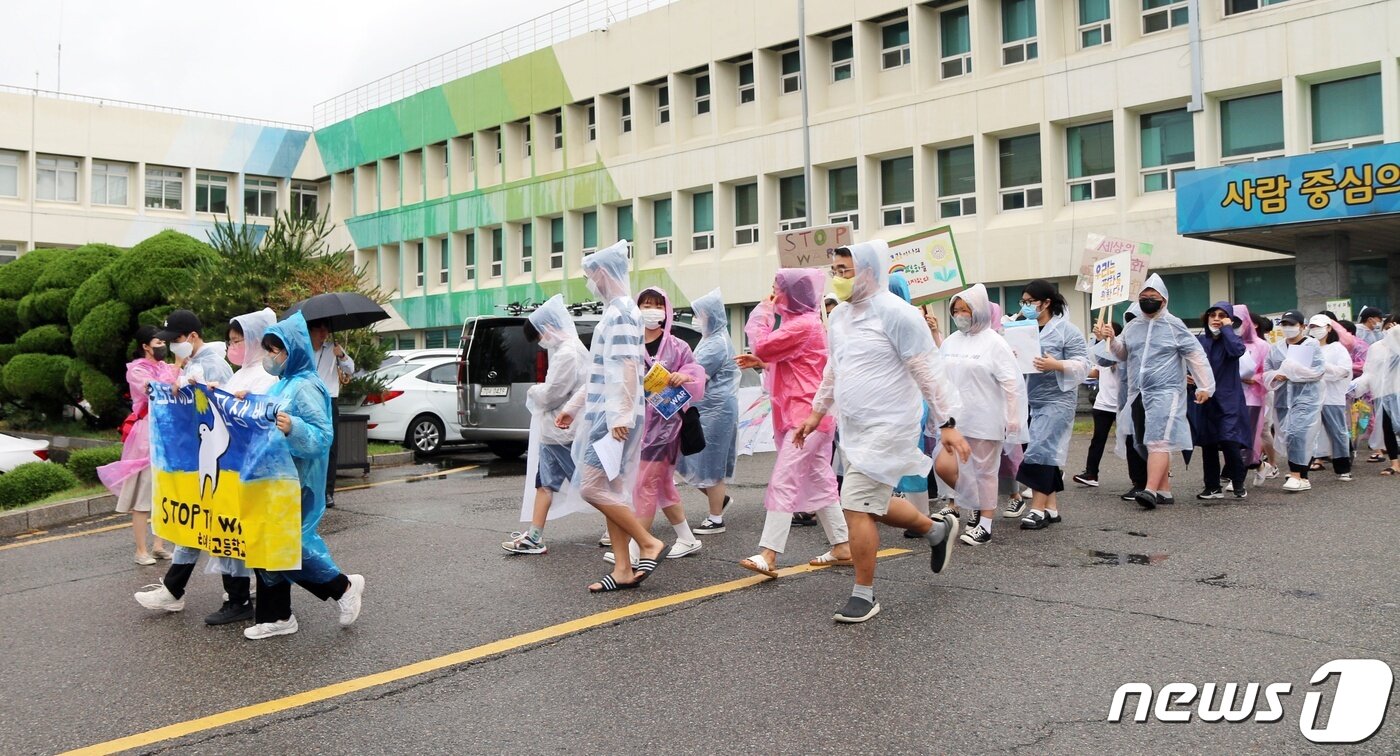 본문 이미지 - 진천 은여울중·고등학교 학생들이 우크라이나 전쟁 참상을 알리고 인류평화에 관심을 촉구하는 거리 캠페인을 하고 있다.ⓒ 뉴스1