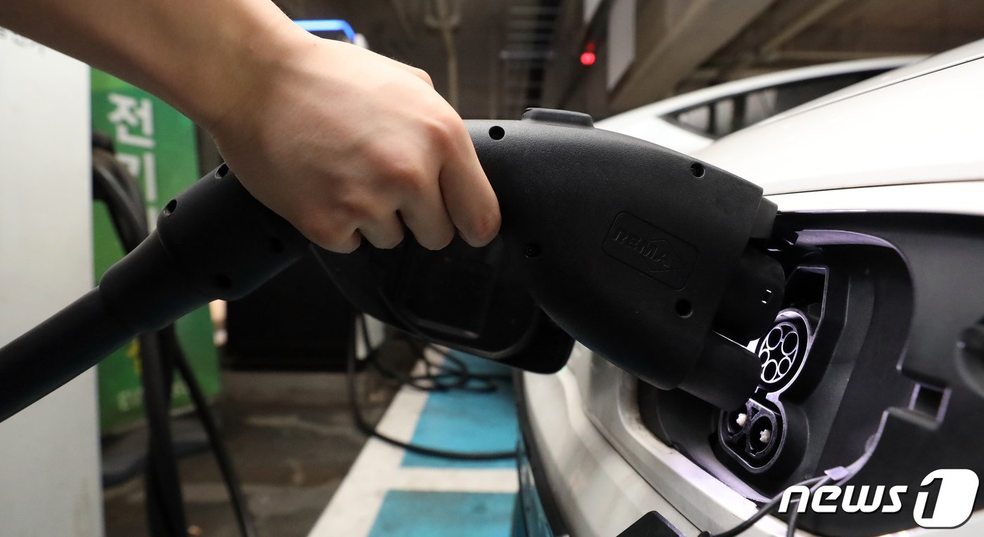 본문 이미지 - 29일 서울 용산역 전기차 충전소에서 시민이 전기차를 충전하고 있다. 2022.6.29/뉴스1 ⓒ News1 장수영 기자