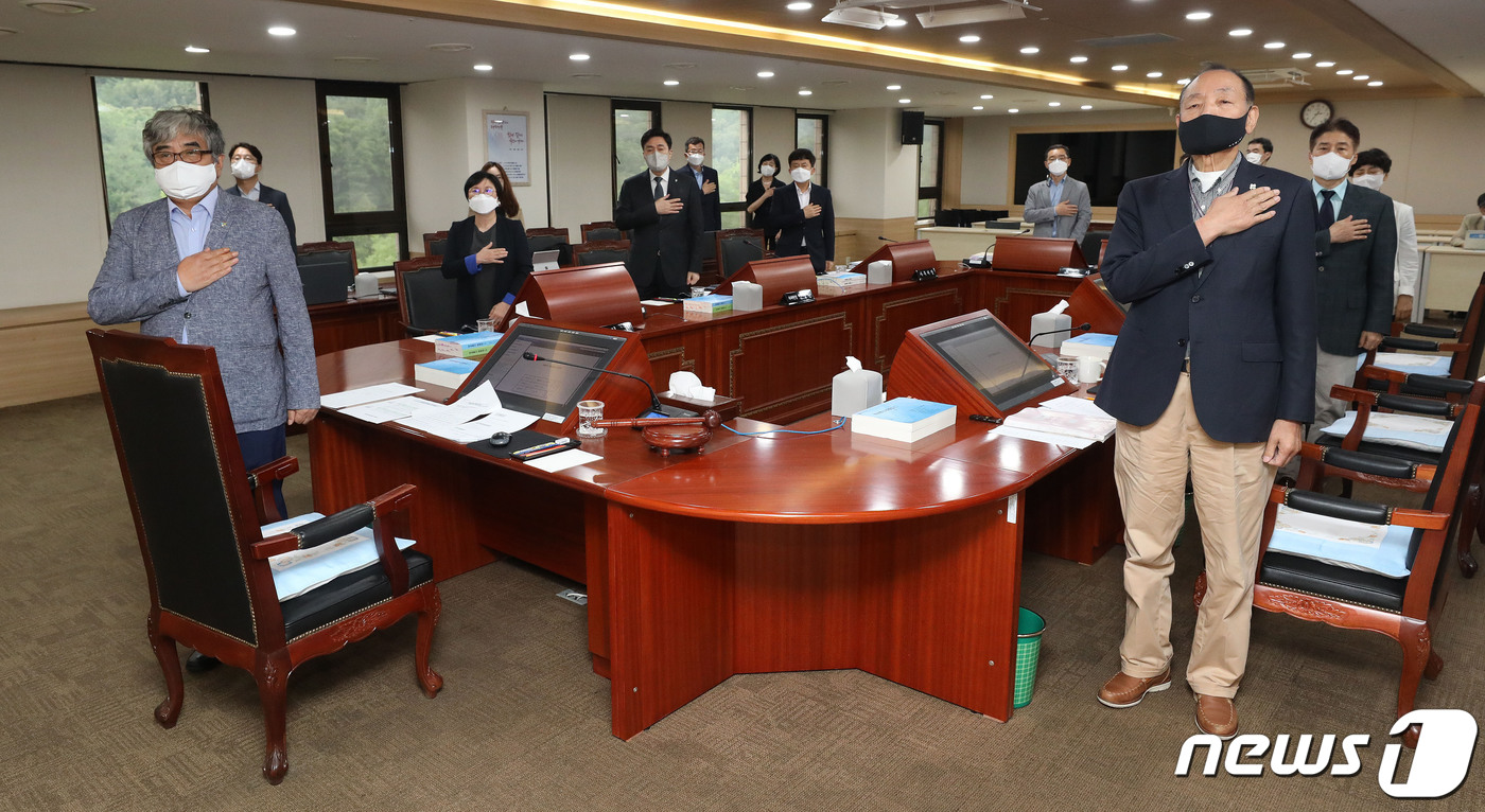 (과천=뉴스1) 박세연 기자 = 한상혁 방송통신위원장(왼쪽)이 29일 경기도 과천 방통위청사에서 열린 방송통신위원회 제31차 전체회의에서 참석자들과 함께 국민의례를 하고 있다. 2 …