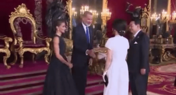 본문 이미지 - 28일(현지시간) 펠리페 6세 스페인 국왕 부부와 악수하는 김 여사.  의전이 익숙치 않은 듯 손을 흔들흔들했고 기념촬영을 위해 국왕 왼편으로 가야했지만  뒤로 주춤, 국왕 부부가 김 여사를 위해 자리를 안내했다. (NATO 공식 계정 갈무리) ⓒ 뉴스1