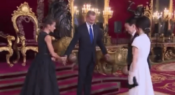 본문 이미지 - 김 여사에게 자리를 안내하는 스페인 국왕 부부 (NATO 공식 계정 갈무리) ⓒ 뉴스1