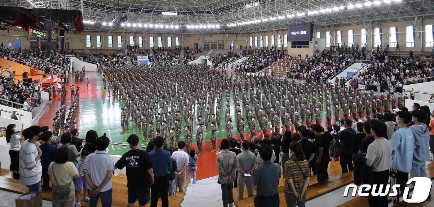 본문 이미지 - 29일 충남 논산 육군훈련소 연무관에서 22-37기 26교육연대 2교육대 신병 수료식에서 열리고 있다.  2022.6.29/뉴스1 ⓒ News1 김기태 기자