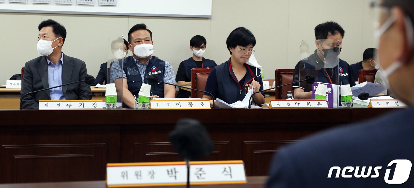 본문 이미지 - 29일 오후 정부세종청사 최저임금위원회 회의실에서 열린 제8차 전원회의장에 근로자위원인 이동호 한국노총 사무총장(오른쪽)과 사용자위원인 류기정 한국경영자총협회 전무가 회의전 팽팽한 긴장감 속에 속개를 기다리고 있다. 2022.6.29/뉴스1 ⓒ News1 김기남 기자