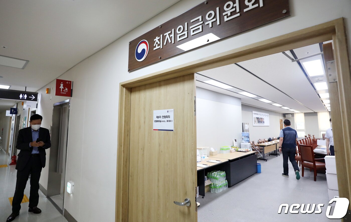 본문 이미지 - 29일 오후 정부세종청사 최저임금위원회 회의실에서 속개된 제8차 전원회의에 근로자위원인 이동호 한국노총 사무총장(오른쪽)과 사용자위원인 류기정 한국경영자총협회 전무(왼쪽)가 회의장 안밖에서 회의 준비를 하고 있다. 2022.6.29/뉴스1 ⓒ News1 김기남 기자