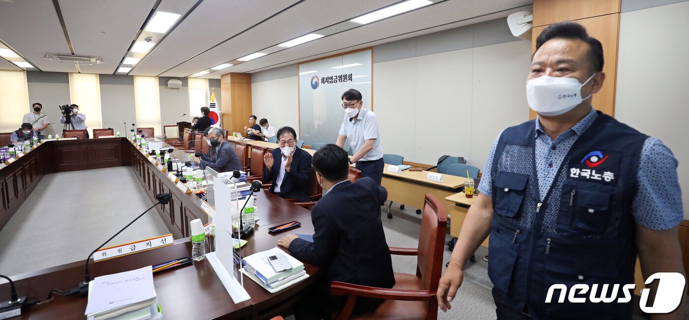 본문 이미지 - 29일 오후 정부세종청사 최저임금위원회 회의실에서 속개된 제8차 전원회의에 근로자위원인 이동호 한국노총 사무총장이 공익위원들 사이로 입장하고 있다. 2022.6.29/뉴스1 ⓒ News1 김기남 기자