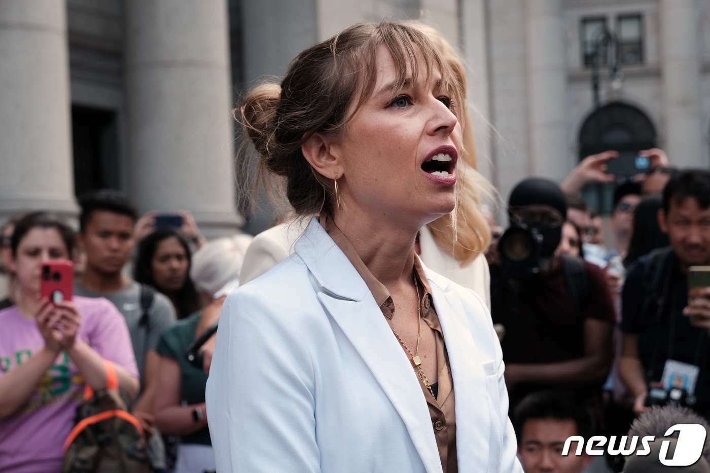 본문 이미지 - 제프리 엡스타인을 학대 혐의로 고소한  애니 파머가 28일(현지시간) 뉴욕시에서 전 사교계 명사 길레인 맥스웰에 대한 선고가 끝난 후 맨해튼 연방 법원 앞에서 발언하고 있다. 이날 맥스웰은 엡스타인의 성 범죄를 공모한 혐의로 징역 20년형을 선고받았다. 2022.06.28/뉴스1 ⓒ AFP=뉴스1 ⓒ News1 김민수 기자