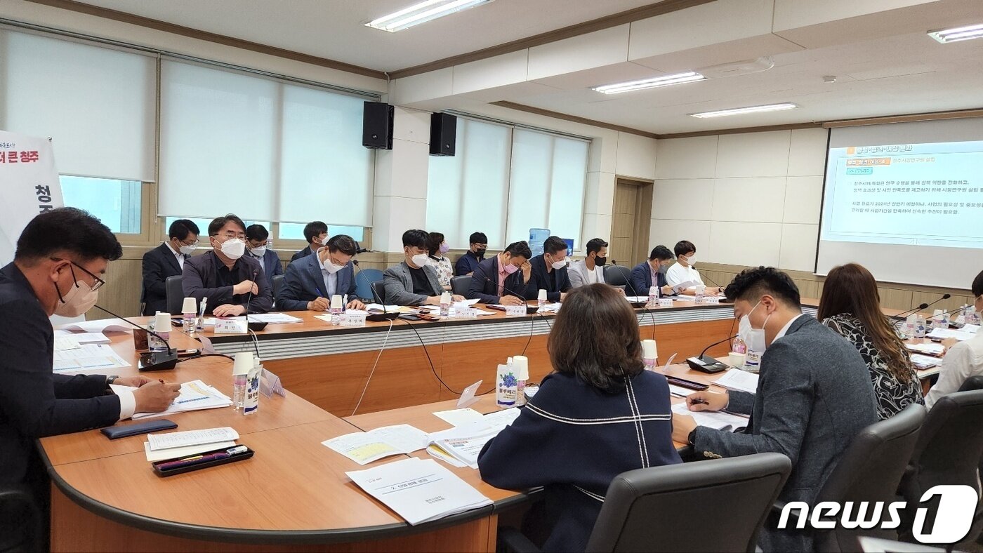 본문 이미지 - 민선 8기 청주시장직인수위원회가 29일 인수위 회의실에서 인수위 활동 및 공약선정 보고를 위한 4차 전체회의를 열고 있다.(청주시장직인수위 제공).2022.6.29/ⓒ 뉴스1