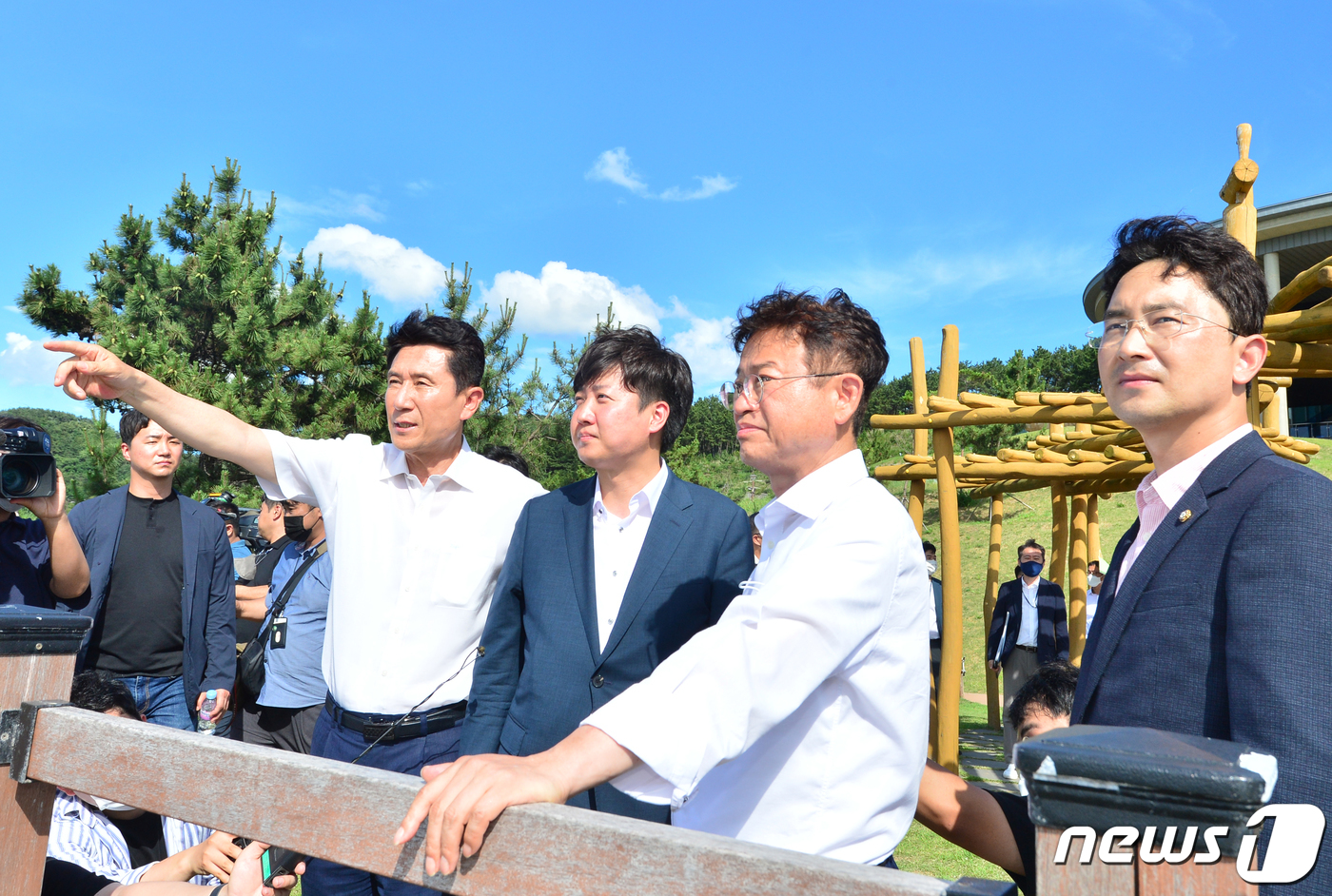 (포항=뉴스1) 최창호 기자 = 이준석 국민의힘 당대표가 29일 경북 포항시 남구 영일만대교 공사 예정 부지인 남구 동해면 연오랑세오녀테마파크에서 이강덕 포항시장으로부터 공사 현황 …