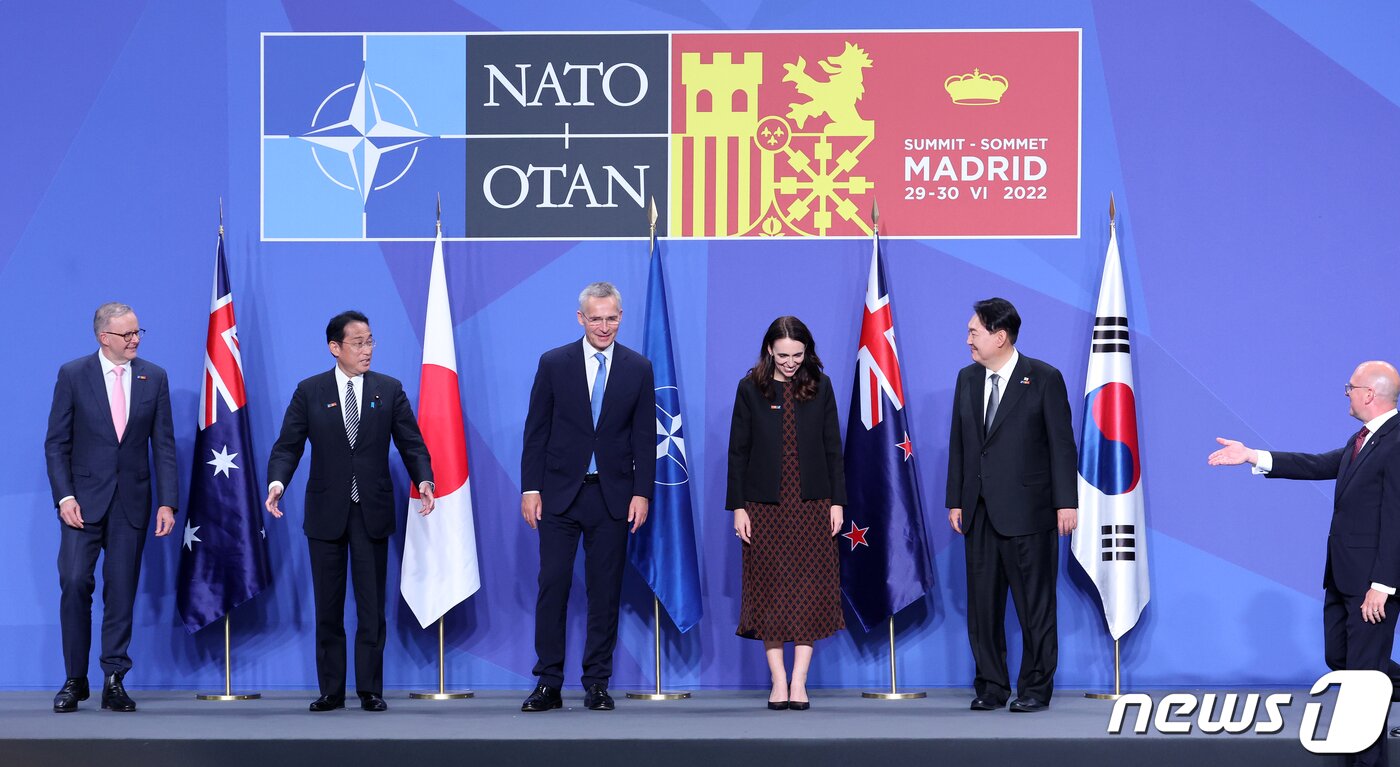본문 이미지 - 윤석열 대통령이 29일 오후(현지시간) 스페인 마드리드 이페마(IFEMA) 컨벤션센터에서 아시아 태평양 파트너 4개국 정상-옌스 스톨텐베르그 나토(NATO·북대서양조약기구) 사무총장과 기념촬영을 마친 후 대화하고 있다. 왼쪽부터 앤서니 노먼 알바니지 호주 총리, 기시다 후미오 일본 총리, 옌스 스톨텐베르그 나토 사무총장, 저신다 케이트 로렐 아던 뉴질랜드 총리, 윤 대통령. (대통령실사진기자단) 2022.6.29/뉴스1 ⓒ News1 오대일 기자