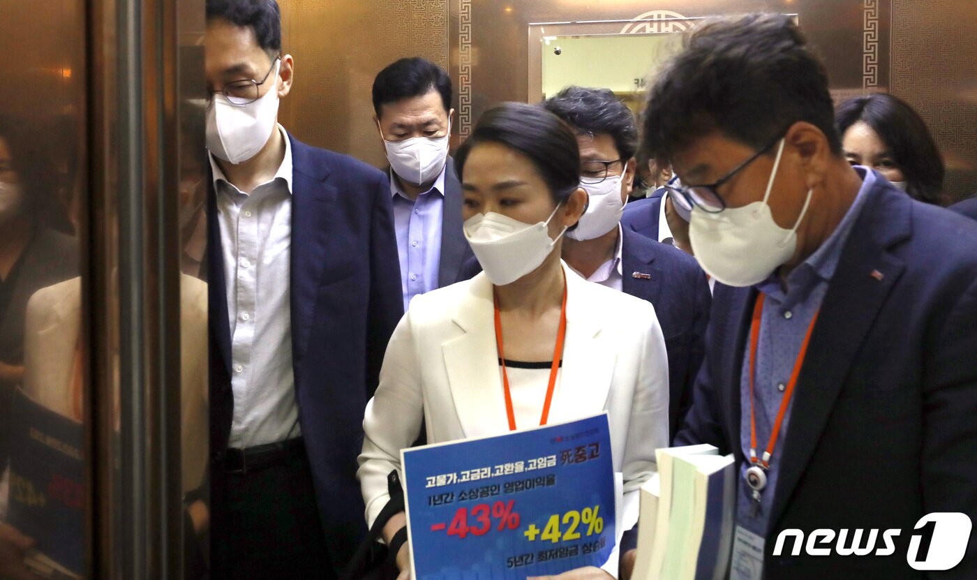 본문 이미지 - 29일 오후 정부세종청사에서 열린 최저임금위원회 제8차 전원회의 중 사용자위원들이 공익위원이 내년도 최저임금을 9천410∼9천860원을 제시한 것에 반발하며 회의장을 떠나고 있다. 2022.6.29/뉴스1 ⓒ News1 김기남 기자