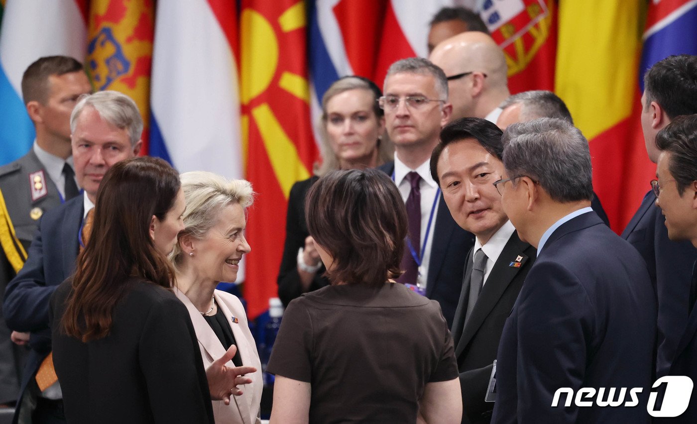 본문 이미지 - 윤석열 대통령이 29일 오후(현지시간) 스페인 마드리드 이페마(IFEMA) 국제회의장에서 열린 나토(NATO·북대서양조약기구) 동맹국·파트너국 정상회의에 참석해 우르술라 폰 데어 라이엔 EU 집행위원장과 대화 하고 있다. (대통령실사진기자단) 2022.6.29/뉴스1 ⓒ News1 오대일 기자