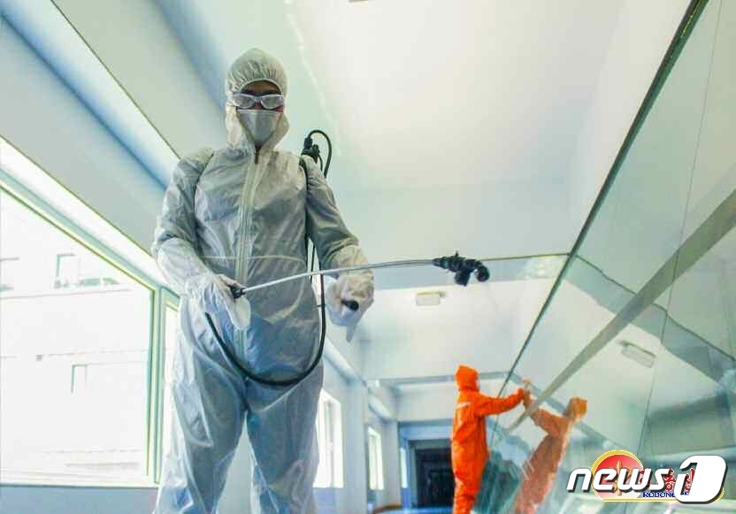 (평양 노동신문=뉴스1) = 북한 노동당 기관지 노동신문은 3일 "비상방역사업을 계속 강도 높이 벌여나가고 있다"라고 전했다. 사진은 방역 중인 금컵체육인종합식료공장.  [국내에서 …