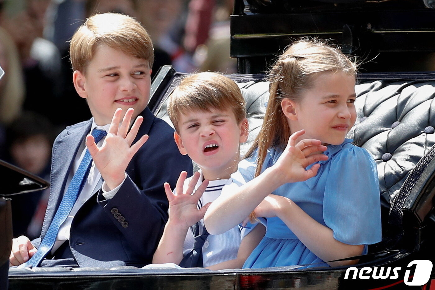 본문 이미지 - 영국의 조지 왕자와 루이 왕자와 샬럿 공주가 2일(현지시간) 영국 런던에서 열린 엘리자베스 2세 여왕의 플래티넘 주빌리(즉위 70주년) 기념식에 참석하기 위해 마차를 타고 있습니다. ⓒ 로이터=뉴스1 ⓒ News1 김예슬 기자