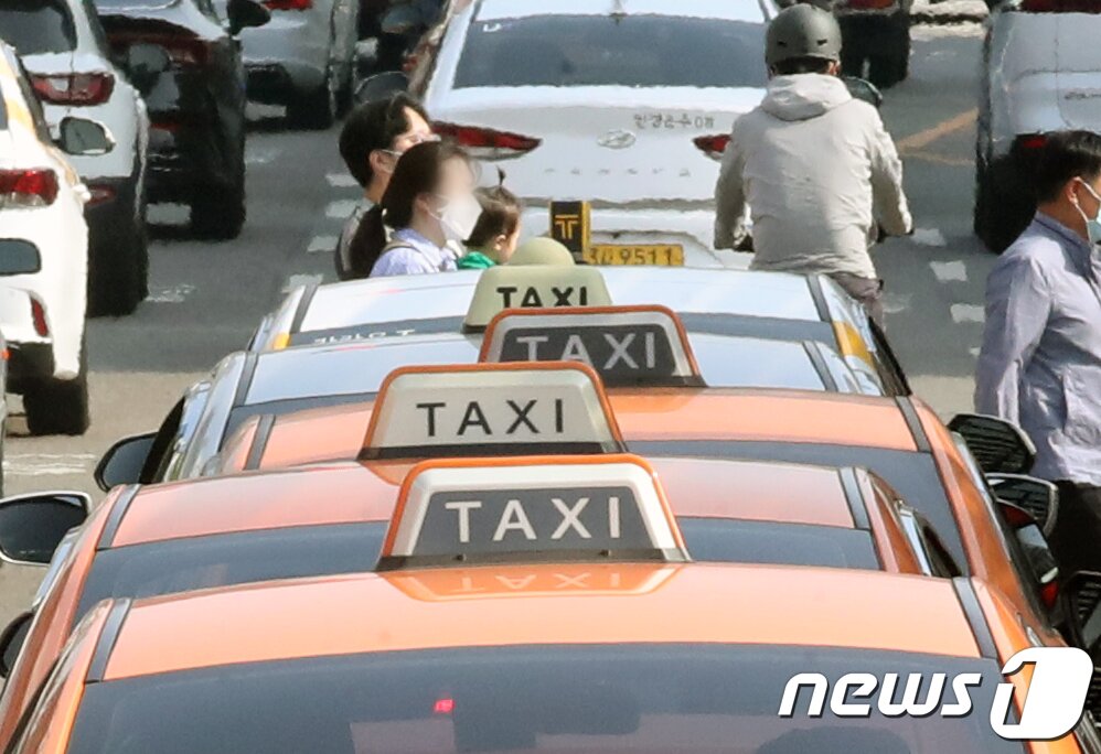 본문 이미지 - 3일 서울 중구 서울역에 택시가 정차해 있다. 2022.6.3/뉴스1 ⓒ News1 송원영 기자