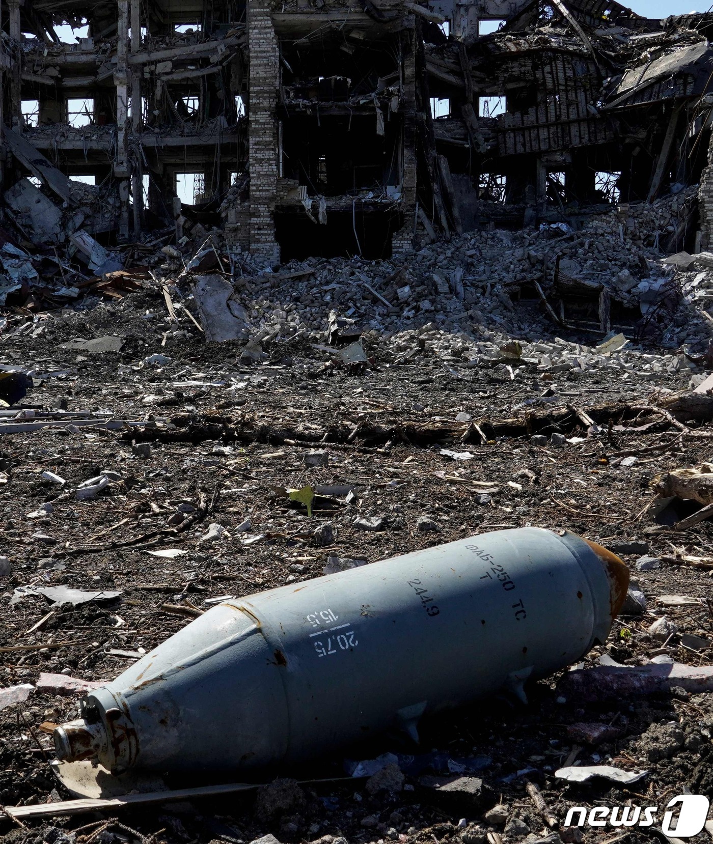 (마리우폴 AFP=뉴스1) 우동명 기자 = 2일 (현지시간) 우크라이나 마리우폴의 파괴된 건물 앞에 러시아 군의 FAB-250 폭탄 불발탄이 보인다.ⓒ AFP=뉴스1